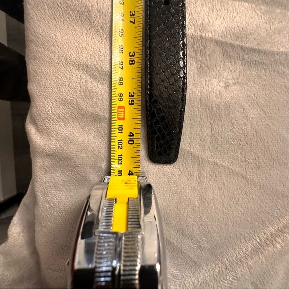 YSL SAINT LAURENT
Calfskin Snakeskin Embossed Love Heart Belt Bag Black - Picture 7 of 14